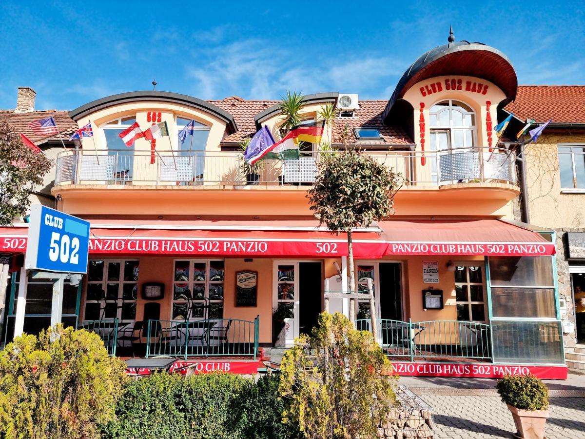 Club Haus 502 Kalocsa Bed & Breakfast Dış mekan fotoğraf