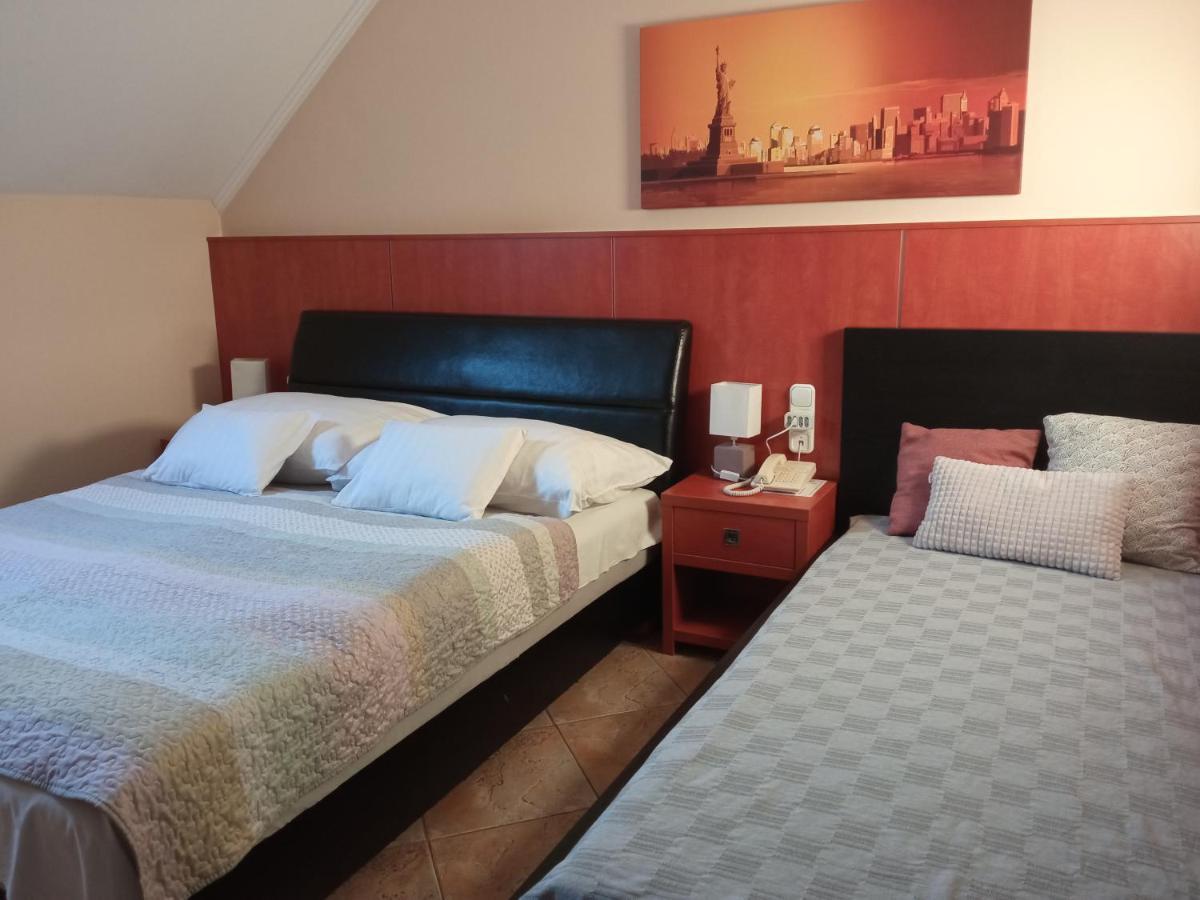 Club Haus 502 Kalocsa Bed & Breakfast Dış mekan fotoğraf