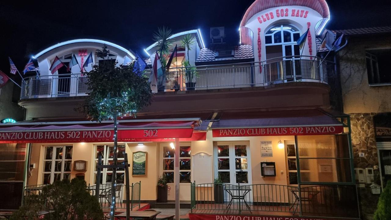 Club Haus 502 Kalocsa Bed & Breakfast Dış mekan fotoğraf